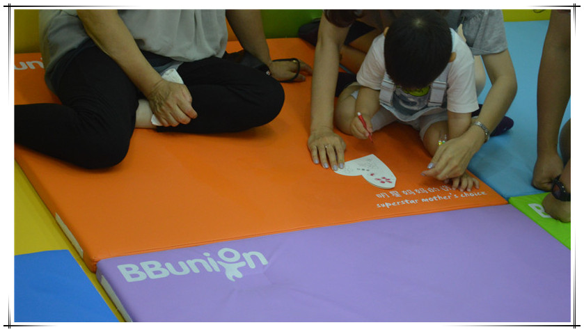 父亲是一种温柔霸道的存在,他的铁汉柔情,他的宽厚,他的孩子气,他的坚毅与执着对我们的严厉与宠爱,是时时刻刻都觉得鲜明而安全的舐犊之情。BBunion国际早教上海中心为宝贝和爸爸举办“爸”气十足活动,萌宝酷爸帅气来袭。 父亲是一种温柔霸道的存在,他的铁汉柔情,他的宽厚,他的孩子气,他的坚毅与执着对我们的严厉与宠爱,是时时刻刻都觉得鲜明而安全的舐犊之情。BBunion国际早教上海中心为宝贝和爸爸举办“爸”气十足活动,萌宝酷爸帅气来袭。